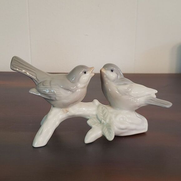 Adorable Vintage Porcelain Birds Figurine - Picture 1 of 5